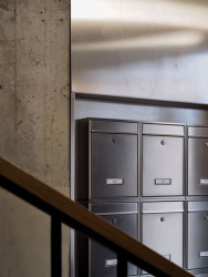 Návrh je promyšlený do detailu - na obrázku schránky ve společných prostorech. (Bytový dům Krušec, monom)