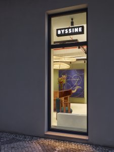 Showroom kosmetiky v Karlíně, P E T R I K + K O T R C & Nora Sopková: Prodejnu kosmetiky Byssine otevřela letos Lenka Šťastná, která se sama intenzivně zajímá o téma rituálů péče o lidské tělo i duši