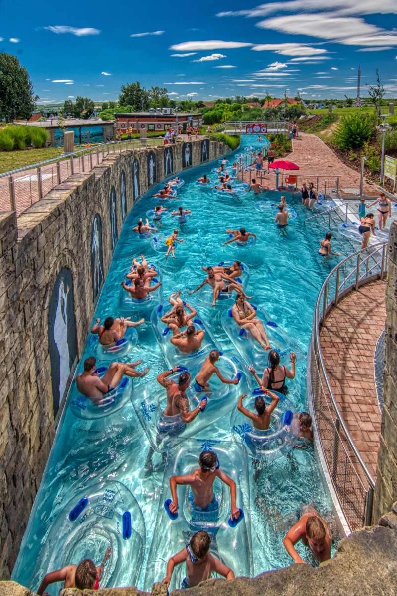 Líná řeka v areálu Aqualand Moravia nabízí klidovou vodní zónu určenou k relaxaci.