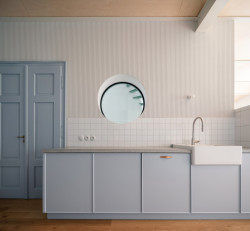 Z kuchyně je vidět kulatým oknem na schodiště. (Dům v Kutné Hoře, BYRÓ architekti)