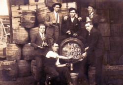 Obr. 3: Čepování lomského piva, archivní fotografie.