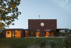 Díky takové míř prosklení obyvatelé skutečně žijí v zahradě. (Cihlový dům v Pardubicích; architekti Jakub Dvořák a Michal Bílek)