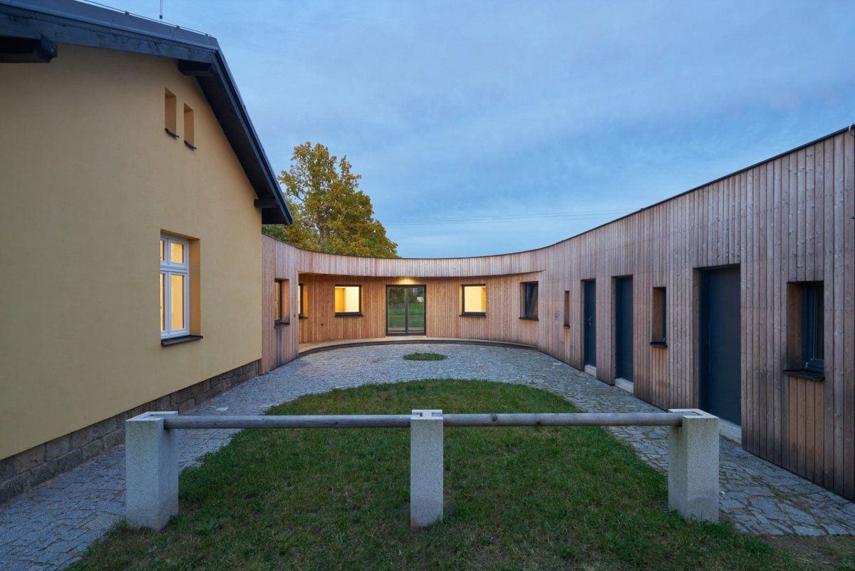 Sociální bydlení Sananim v Heřmani od architekta Jakuba Našince