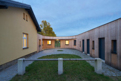 Sociální bydlení Sananim v Heřmani od architekta Jakuba Našince