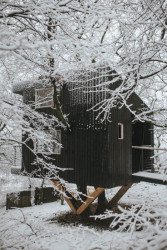 Jelikož je Dubodom tepelně izolovaný, dá se v domku pobývat v každém ročním období. (Dubodom od Pavola Šišky ve Svätém Juru)