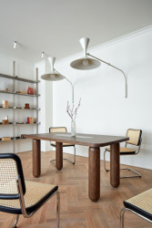 Interiérový design doby první republiky v něm evokují stříbrné kovové detaily. (Byt Masna, Iva Hájková Studio)