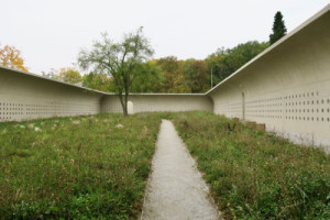 Foto z návštěvy: Cesta vedoucí skrz novou část hřbitova (Rozšíření hřbitova v Hostivaři; Fertyk, BAKYTA)