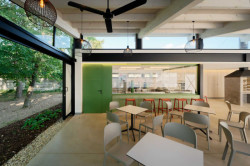 Mezi občerstvením a hygienickým zázemím vzniklo interiérové ohniště. (Multifunkční objekt ve zlínské zoo, studio New Work)