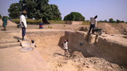 Na výstavbě domů se pracuje výhradně ručně.