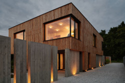 Velkorysá okna propojují rodinný život s okolní přírodou. (Dům ve třech zahradách, Air ateliér)