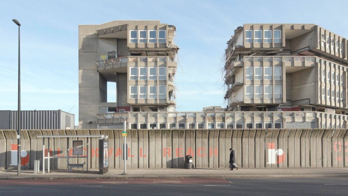 Demolice souboru Rodin Hood Gardens, Alison a Peter Smithsonovi