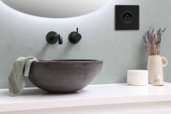 Nová kolekce AVANT zahrnuje také žaluziové ovladače, klasické i schuko zásuvky a širokou škálu komunikačních zásuvek. 