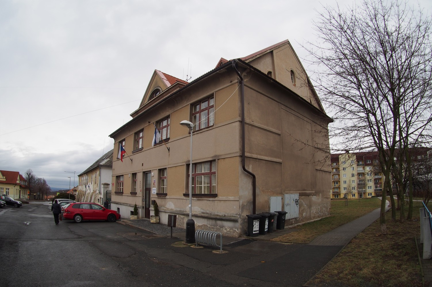 Rekonstrukce fasád Městského úřadu Odolena Voda, stav před rekonstrukcí, Grulich architekti.