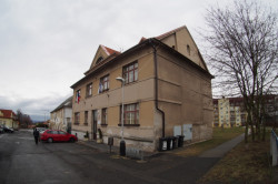 Rekonstrukce fasád Městského úřadu Odolena Voda, stav před rekonstrukcí, Grulich architekti.