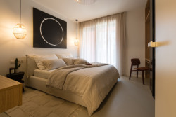 Interiérová designérka Diana Perknovská navrhla byt pro svou sestru, ve kterém se snoubí světlé barvy s přírodními materiály