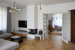 Velkorysé dimenze místností jsou původní. (Rekonstrukce vily na Vinohradech; Atelier Hajný)