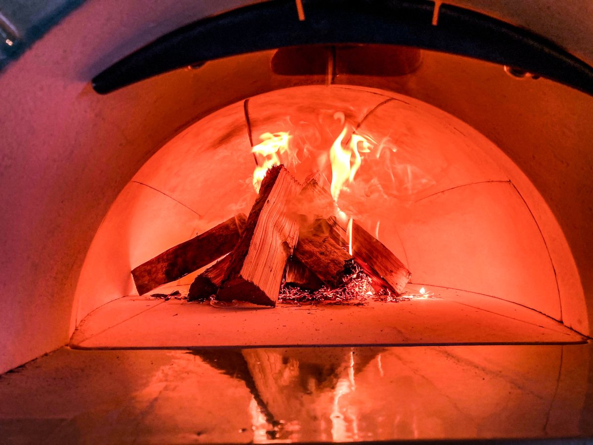 Kamna, která vytápějí celý objekt, připravují teplou vodu a zároveň slouží k vaření i pečení. (Rekonstrukce Tauhaus; studio Olgoj Chorchoj)