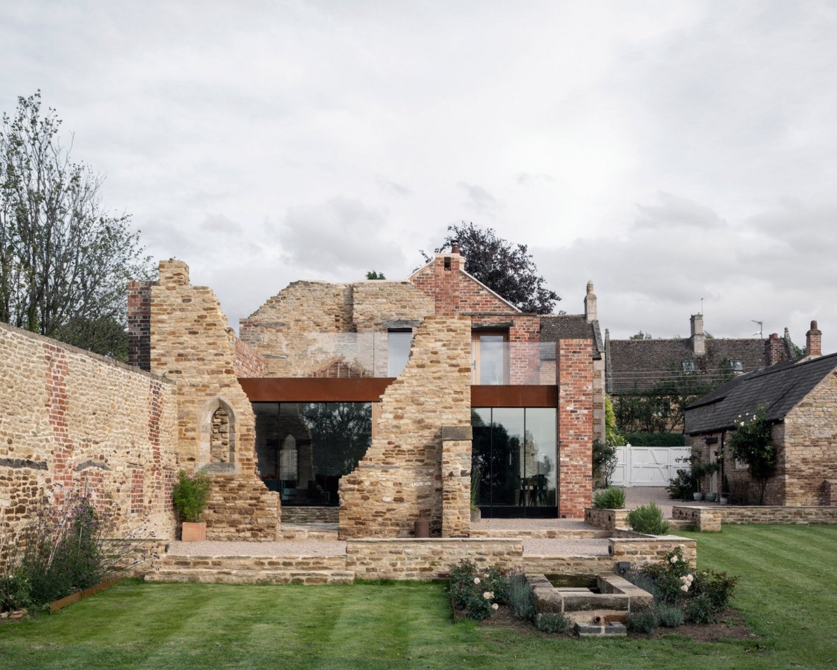 Konverze pergamenové fabriky v Northamptonshire od britského studia Will Gamble Architects