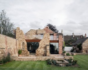 Konverze pergamenové fabriky v Northamptonshire od britského studia Will Gamble Architects
