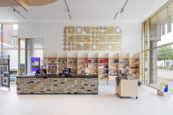 Ve zdravém interiéru se přírodní materiály krásně doplňují. Podlaha Marmoleum ladí s dřevěnými prvky interiéru