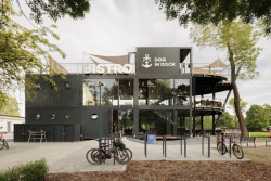 Velké prosklení poskytuje výhledy do okolí.