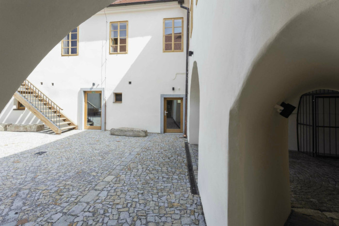 Úprava bývalé fary ve Chvalšinách na zařízení pro  pobyty osob s poruchami autistického spektra, vstup, 4DS