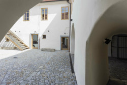 Úprava bývalé fary ve Chvalšinách na zařízení pro  pobyty osob s poruchami autistického spektra, vstup, 4DS