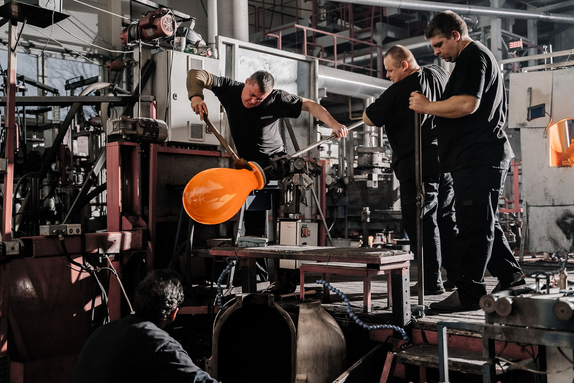 Česká komora architektů s českou sklářskou značkou Bomma vyhlašují soutěž o podobu trofeje pro oceněné v rámci České ceny za architekturu.