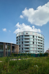 Vedle vyrostla školka, má tu být také park. (Bytový dům Oliva, A69 architekti)