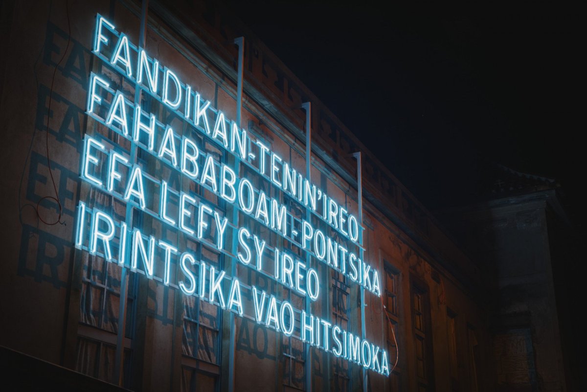 Světelný nápis na fasádě Kunsthalle Praha, Joël Andrianomearisoa