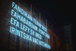 Světelný nápis na fasádě Kunsthalle Praha, Joël Andrianomearisoa