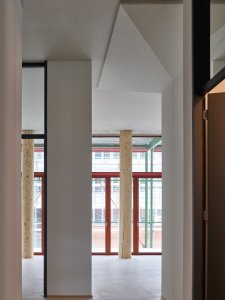 Doplňují je sloupy dřevěné. (Konverze skladu vína na komunitní bydlení; Esch Sintzel Architekten)