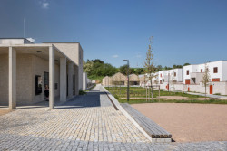 Veřejné budovy mají obklad z režného zdiva, soukromé jsou omítnuté. (Obytný soubor Dolina v Lysolajích, knesl kynčl architekti)