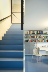 Maria Maninová (MAAT), Rekonstrukce bytu v Krči - betonové schodiště se stalo součástí obývacího pokoje a bylo obaleno úložnými prostory