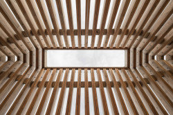 Princip otevřenosti umocňuje také volný hřeben střechy, střešní otvor, který rámuje pohled na nebe.