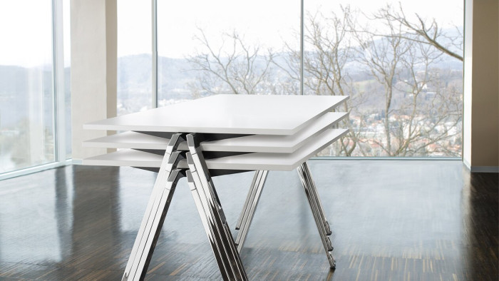 Stůl yuno se může skládat jak na sebe, tak "nastojato".