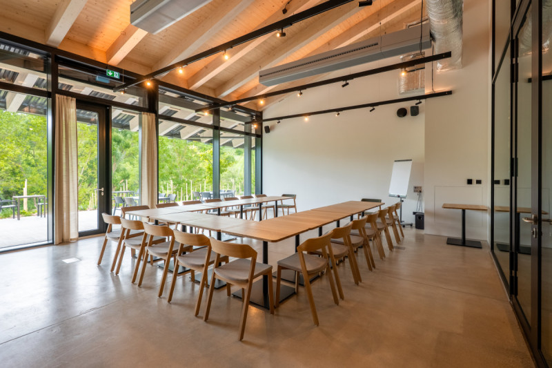 Pohled do konferenční místnosti (ARTEVINI Resort & Winery u Velkých Pavlovic; znamení čtyř – architekti)