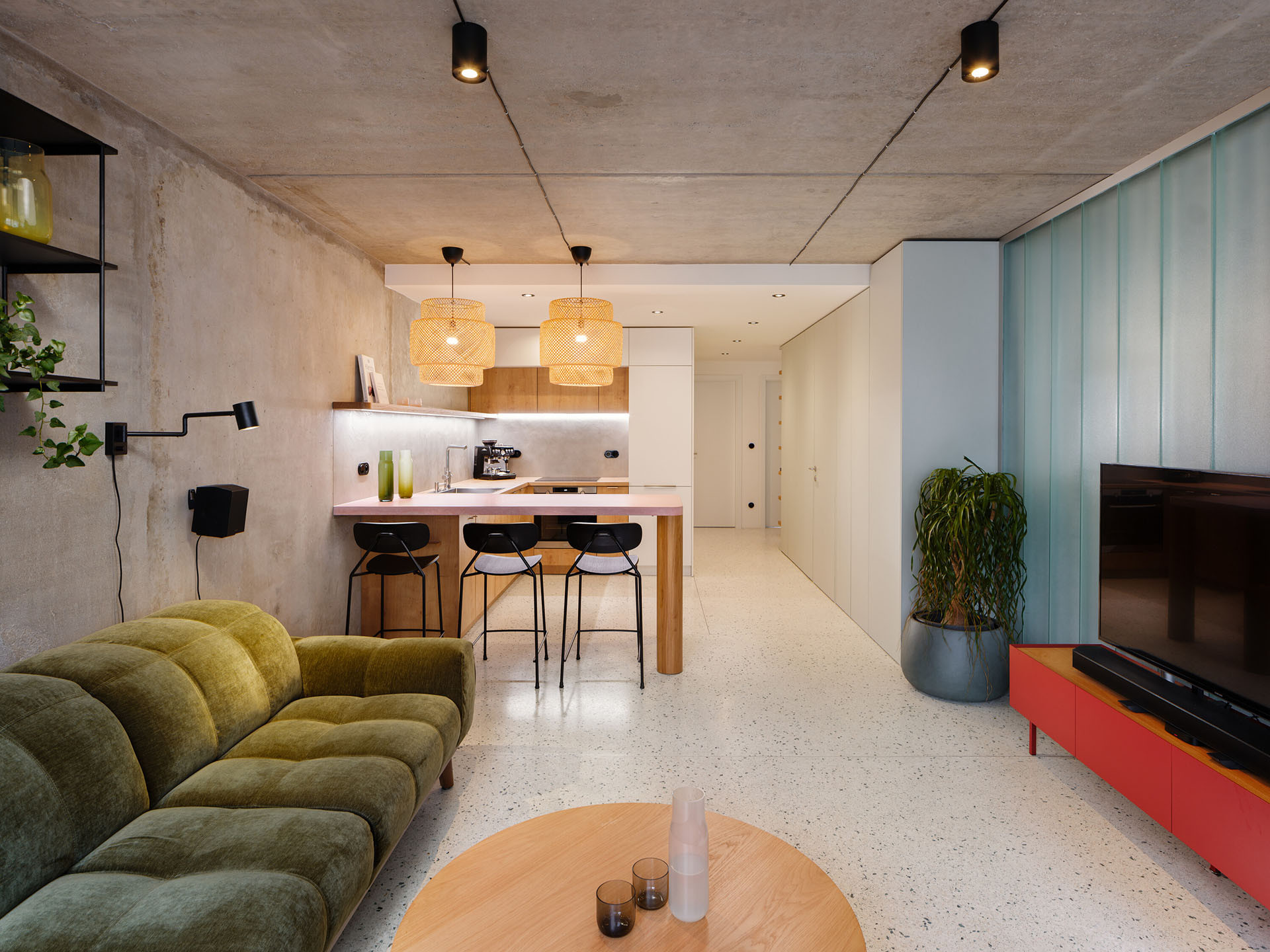 Byt v paneláku na Žižkově dostal šanci ožít. (Byt U vodopádu, Iva Hájková Studio)