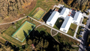 Nový areál v sobě obsahuje veškeré zázemí pro léčbu a pobyt dětí, a to včetně venkovních ploch upravených pro hru a vzdělávání. (Dětská léčebna se speleoterapií v Ostrově u Macochy; Adam Rujbr Architects)