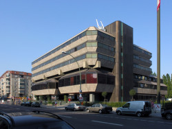 Ambasáda v Berlíně se svojí fasádou vymyká obvyklému stylu architektury manželů
Machoninových. Měla totiž reflektovat typickou berlínskou zástavbu.