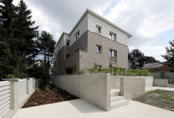 Dům obsahuje celkem 9 nájemních bytů. (Bytový dům s nájemními byty na Barrandově, maak, M.A.Tomáš)