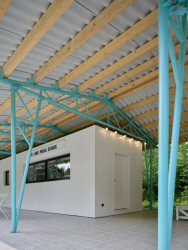 Vše je schované pod jednu střechu. (Zázemí Lesního koupaliště, Mjölk architekti, Marie Vondráková)