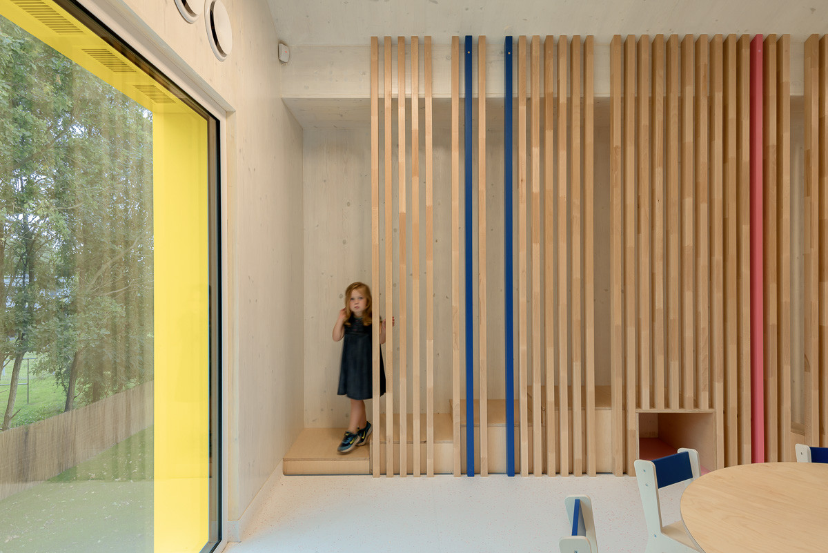 Ateliér xystudio navrhl nízkouhlíková a nízkoenergetická mateřskou školu v Polsku. Vyjímá se netradiční žlutou konstrukcí