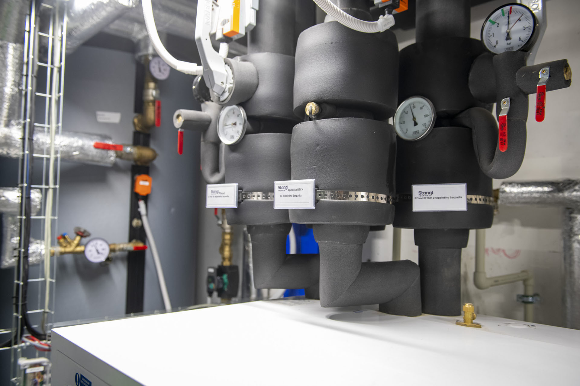 Celkem je pod objekty 20 vrtů pro tepelná čerpadla. 