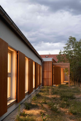 V malé vesnici na západě Slovensko stojí nově zrealizovaný dvojdům pro zdravotně a mentálně znevýhodněné navržený architekty z ateliéru A33