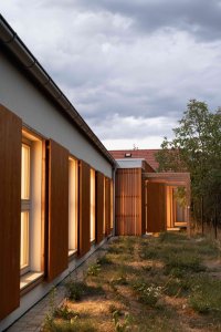 V malé vesnici na západě Slovensko stojí nově zrealizovaný dvojdům pro zdravotně a mentálně znevýhodněné navržený architekty z ateliéru A33
