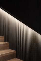 Ateliér Vrtiška & Žák navrhli interiér vily v pražské Troji v kombinaci světlých a tmavých odstínů