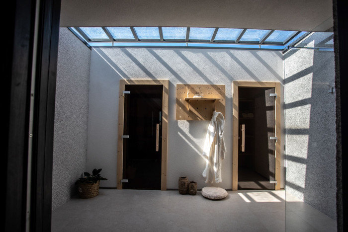 Atrium ukrývá saunu a odpočívárnu. (Vila Sobeš v Sedlešovicích, arch. návrh: Noa architekti, generální dodavatel stavby: VESPER HOMES) 