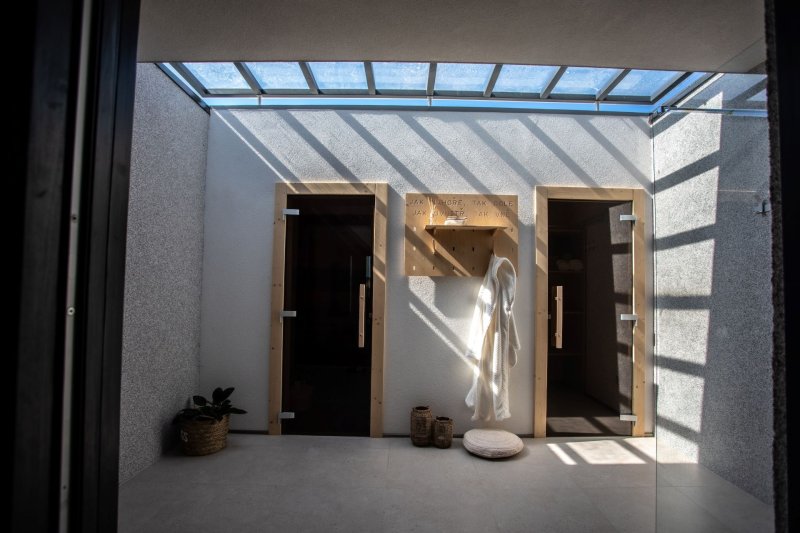 Atrium ukrývá saunu a odpočívárnu. (Vila Sobeš v Sedlešovicích, arch. návrh: Noa architekti, generální dodavatel stavby: VESPER HOMES) 