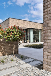 Bungalov s šedivým cihelným páskem na fasádě. Ten je podle majitelů pěkný i praktický na údržbu.